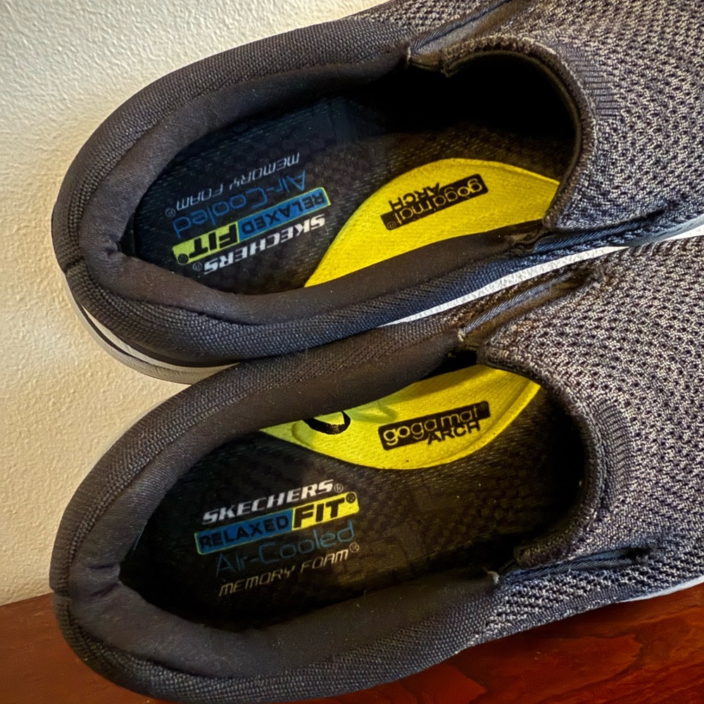 Men’s Sketchers slip-on. Gray.